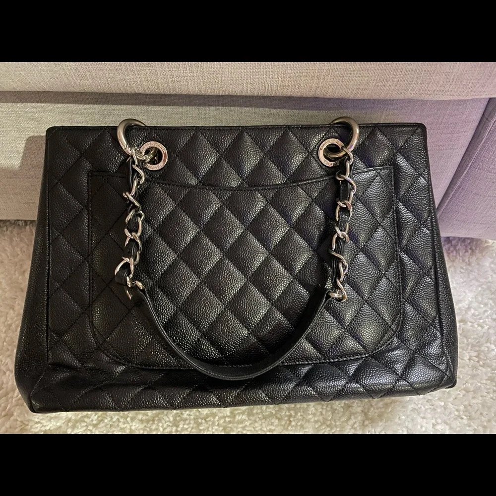 🎉HOST PICK🎉CHANEL Caviar Classic tote - Picture 4 of 10